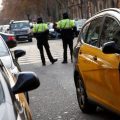 Asaltan a un taxista de Barcelona a punta de pistola y le roban todo