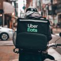 Élite Taxi denuncia a Uber Eats ante la Audiencia Nacional por contratar falsos autónomos