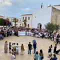 Más de 300 personas se suman a una concentración en Formentera por la agresión de un luchador a un taxista