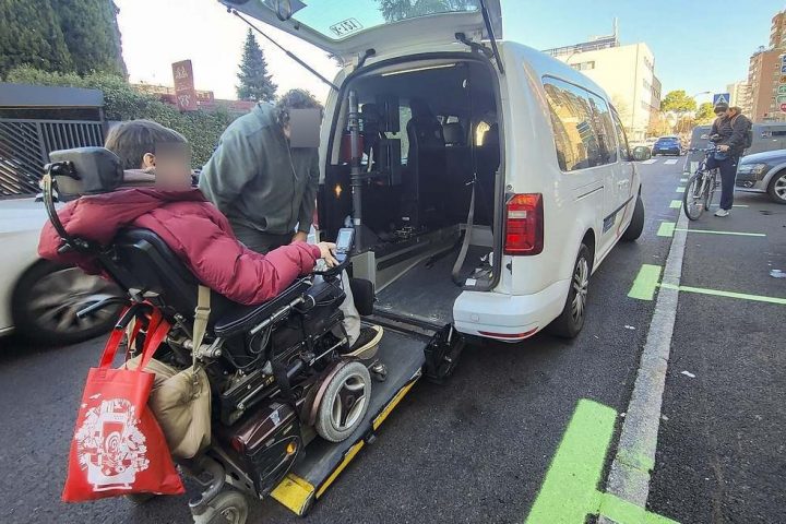 Persona con movilidad reducida subiendo a un taxi adaptado