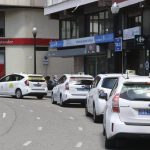Taxis de Gijón en su parada de taxi