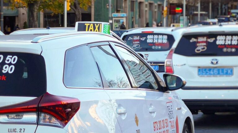 imatge-d-arxiu-taxis-miquel-de-santiago_4_1000x563